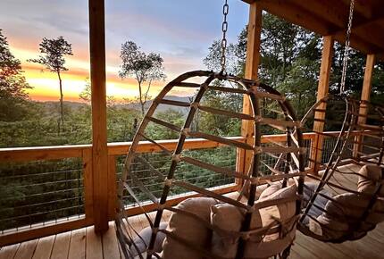TIMBER RIDGE RETREAT-with Private Theater, Hot Tub & Game Room, Mountain Views - Mars Hill, North Carolina