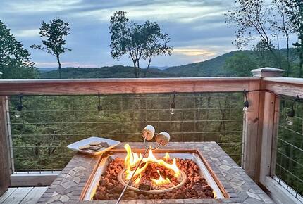 TIMBER RIDGE RETREAT-with Private Theater, Hot Tub & Game Room, Mountain Views - Mars Hill, North Carolina