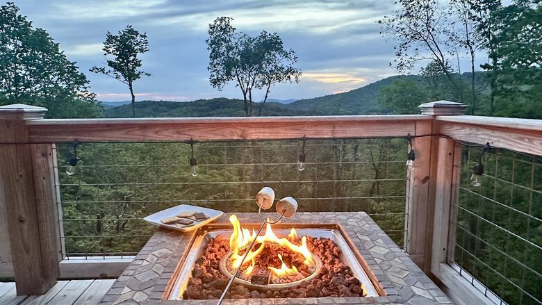 TIMBER RIDGE RETREAT-with Private Theater, Hot Tub & Game Room, Mountain Views - Mars Hill, North Carolina