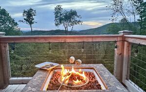 TIMBER RIDGE RETREAT-with Private Theater, Hot Tub & Game Room, Mountain Views - Mars Hill, North Carolina
