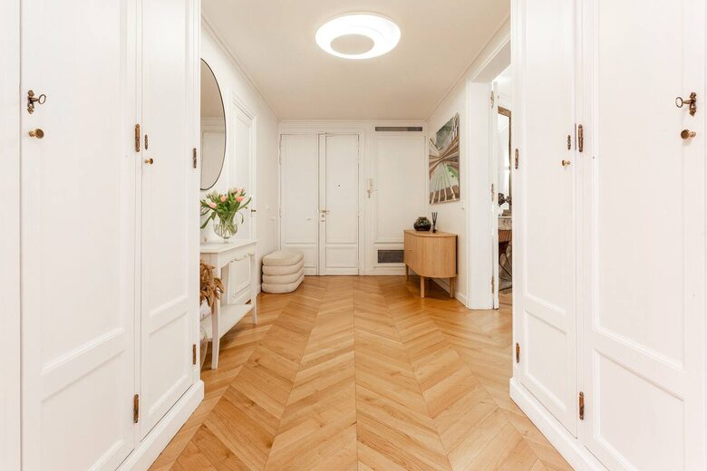 Elegant Apartment by Champs-Élysées & Arc de Triomphe - Paris, France