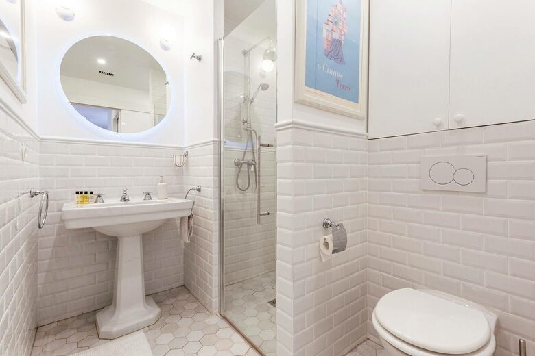 Elegant Apartment by Champs-Élysées & Arc de Triomphe - Paris, France