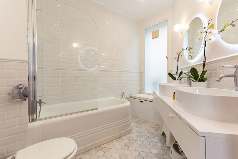 Elegant Apartment by Champs-Élysées & Arc de Triomphe - Paris, France