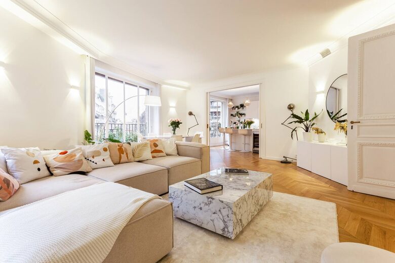 Elegant Apartment by Champs-Élysées & Arc de Triomphe - Paris, France