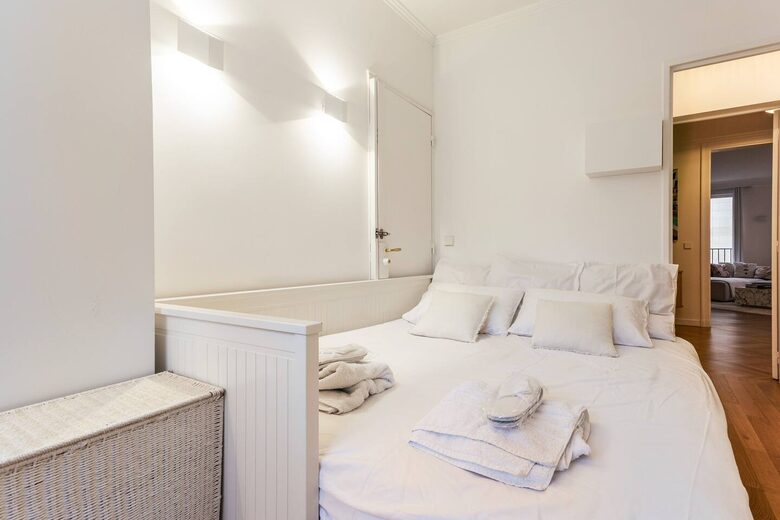 Elegant Apartment by Champs-Élysées & Arc de Triomphe - Paris, France