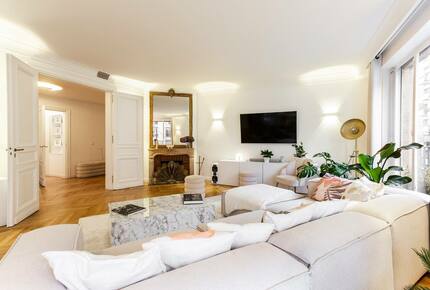 Elegant Apartment by Champs-Élysées & Arc de Triomphe - Paris, France