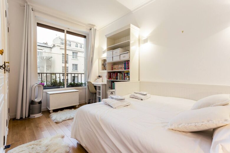 Elegant Apartment by Champs-Élysées & Arc de Triomphe - Paris, France