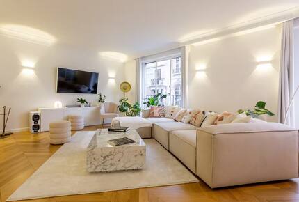 Elegant Apartment by Champs-Élysées & Arc de Triomphe - Paris, France