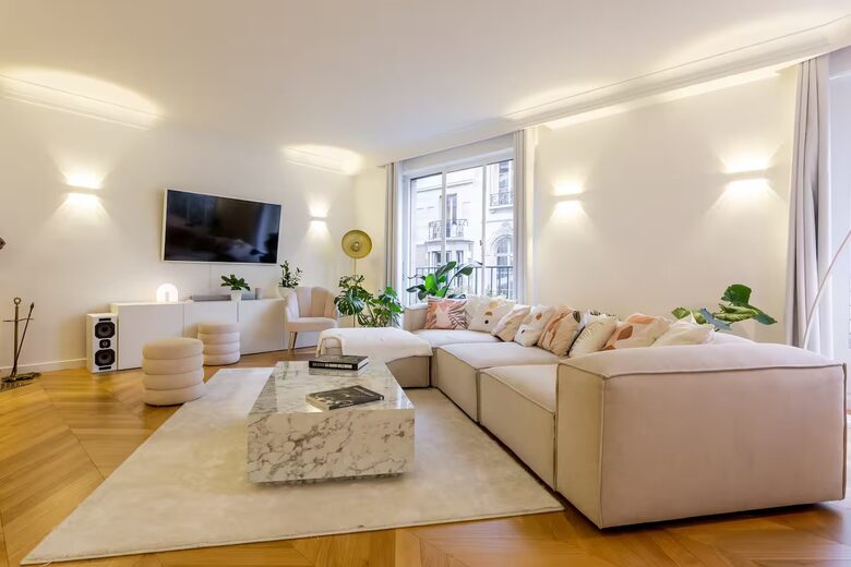 Elegant Apartment by Champs-Élysées & Arc de Triomphe - Paris, France
