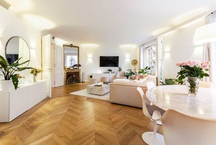 Elegant Apartment by Champs-Élysées & Arc de Triomphe - Paris, France