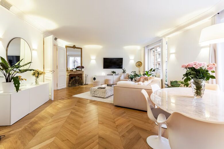 Elegant Apartment by Champs-Élysées & Arc de Triomphe - Paris, France
