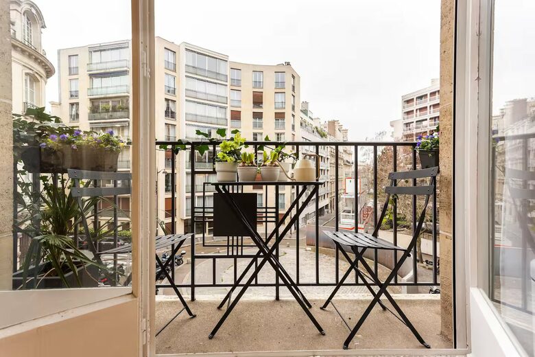 Elegant Apartment by Champs-Élysées & Arc de Triomphe - Paris, France