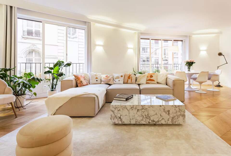 Elegant Apartment by Champs-Élysées & Arc de Triomphe - Paris, France