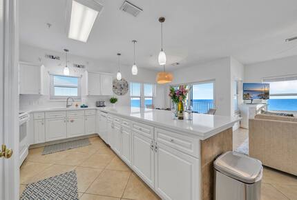 Gulf Breeze Penthouse | Beachfront Luxury in Destin - Destin, Florida