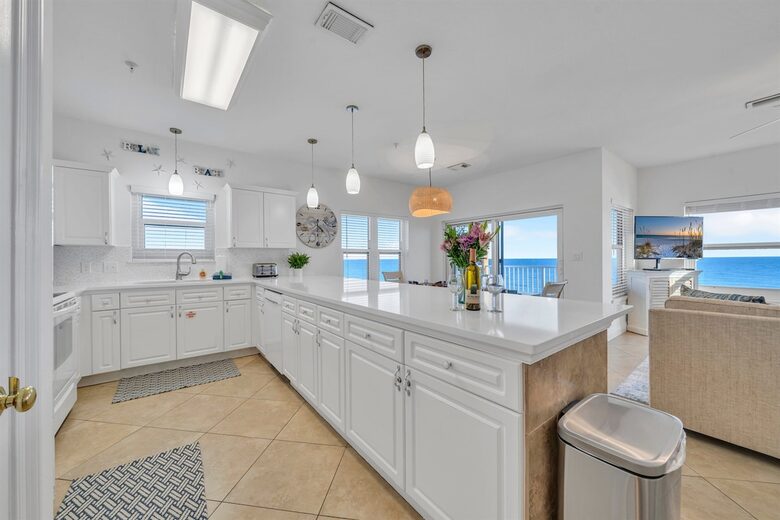 Gulf Breeze Penthouse | Beachfront Luxury in Destin - Destin, Florida