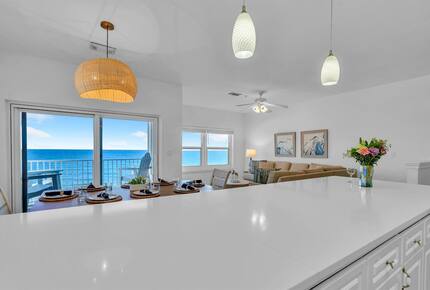 Gulf Breeze Penthouse | Beachfront Luxury in Destin - Destin, Florida