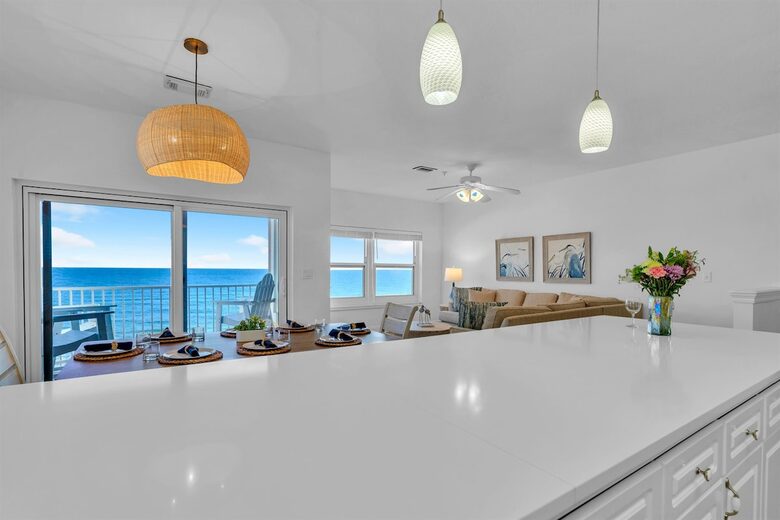 Gulf Breeze Penthouse | Beachfront Luxury in Destin - Destin, Florida