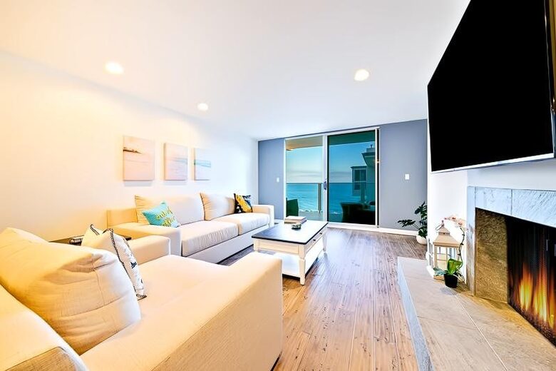 Top-Floor Retreat Overlooking Malibu Shores - Malibu, California