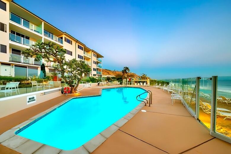 Top-Floor Retreat Overlooking Malibu Shores - Malibu, California