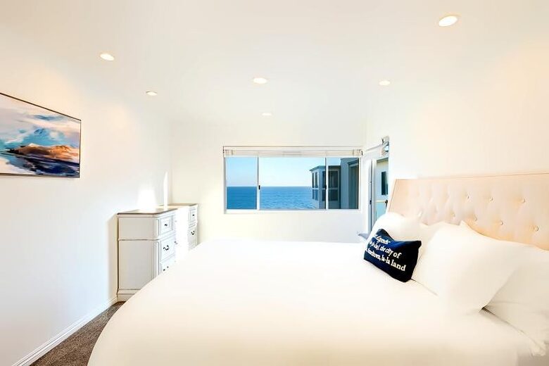 Top-Floor Retreat Overlooking Malibu Shores - Malibu, California
