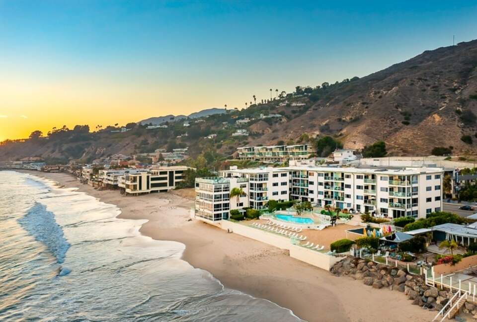 Top-Floor Retreat Overlooking Malibu Shores - Malibu, California