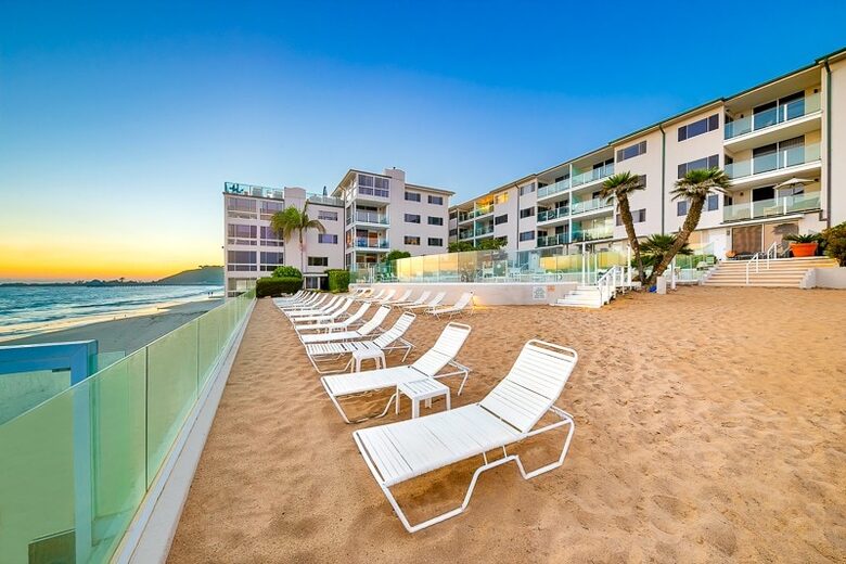 Top-Floor Retreat Overlooking Malibu Shores - Malibu, California