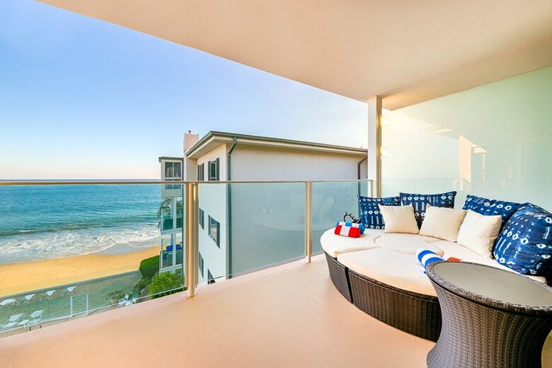 Top-Floor Retreat Overlooking Malibu Shores - Malibu, California