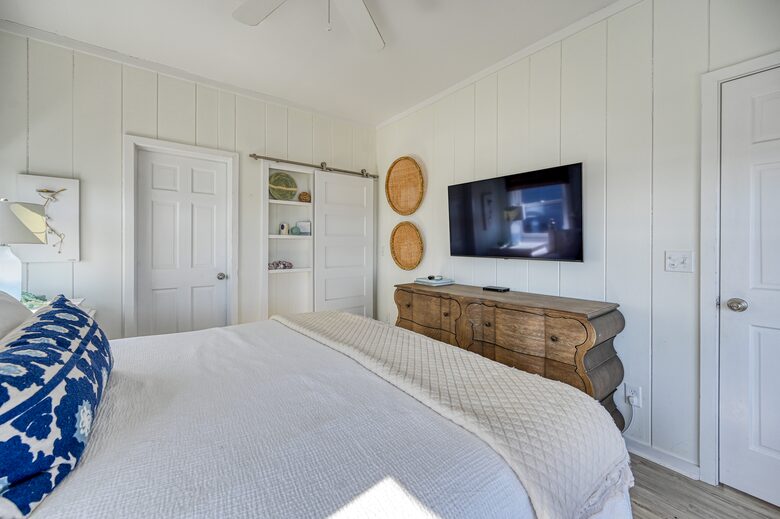 First floor oceanfront bedroom/king bed
