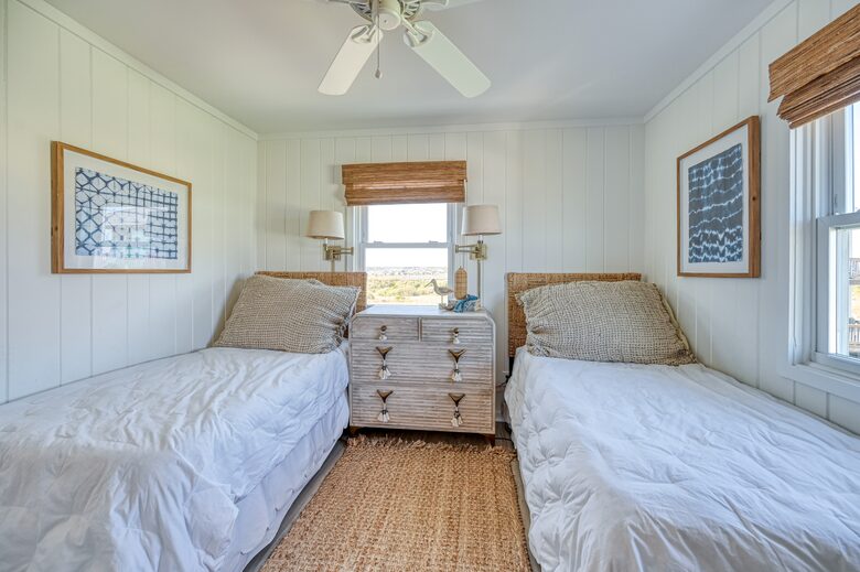 Second floor sound side bedroom/twin beds