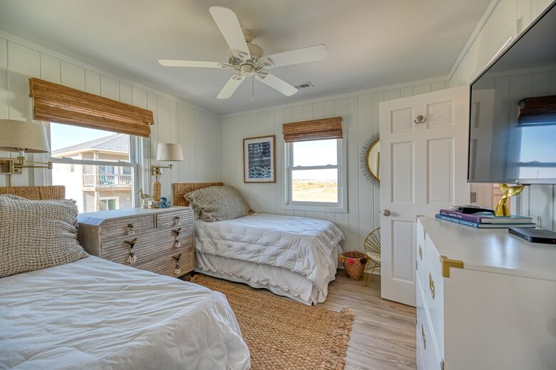 Second floor sound side bedroom/twin beds