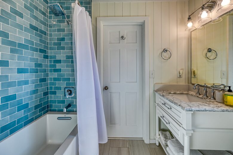Second floor Jack 'n Jill bath with tub/shower