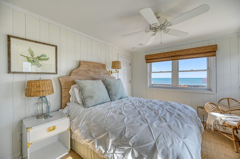 Second floor oceanfront bedroom/Queen bed