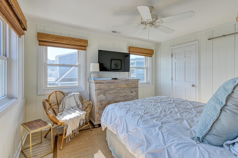Second floor oceanfront bedroom/Queen bed