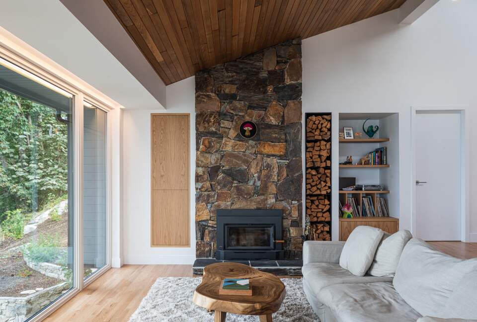 Living Room / Fireplace