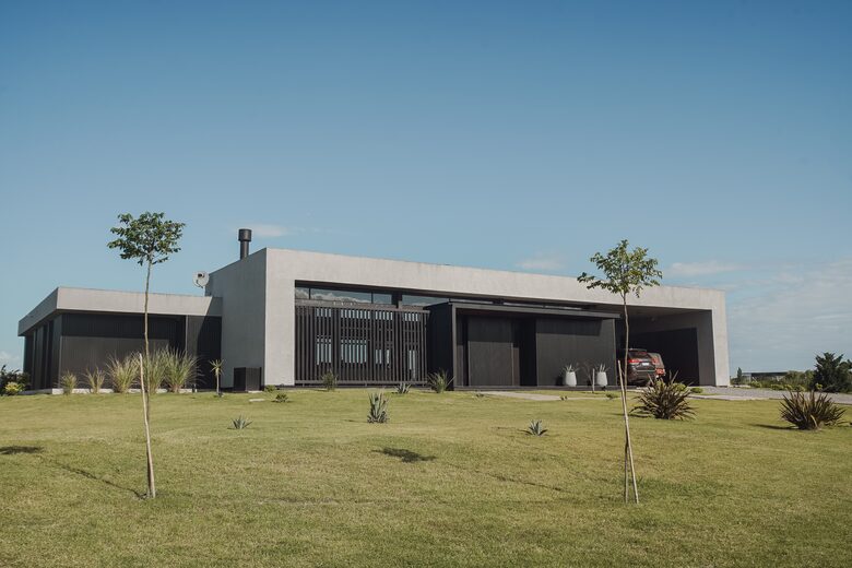 Modern Waterfront Lake House | Carmelo Golf - Carmelo, Uruguay