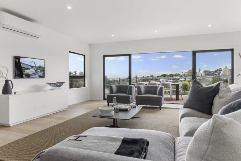 Luxury Mission Bay Oasis with Heated Pool - Auckland, New Zealand