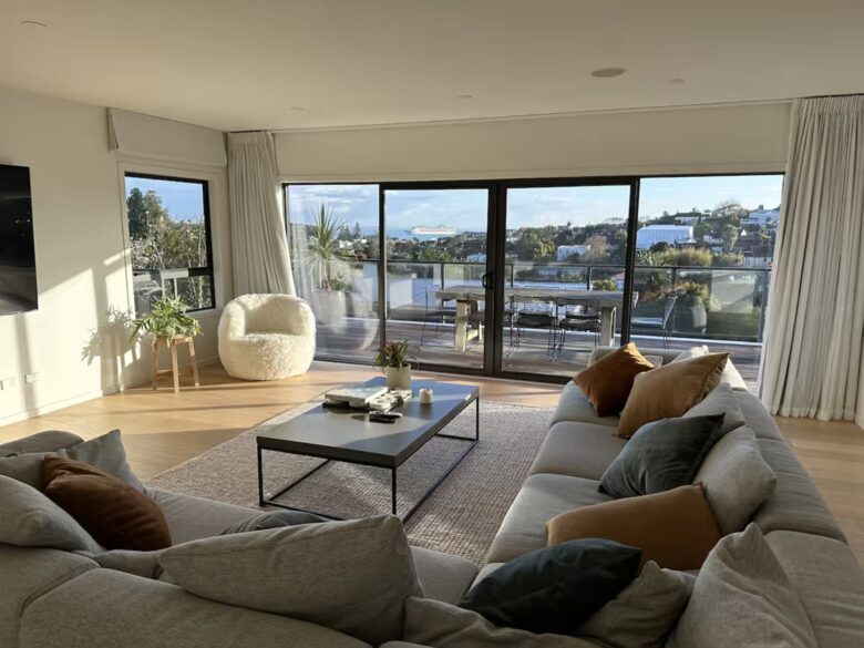 Luxury Mission Bay Oasis with Heated Pool - Auckland, New Zealand