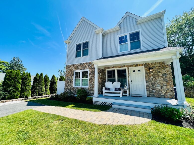 Ocean Views in Historic Plymouth - Plymouth, Massachusetts