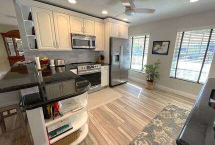 Kitchen fully stocked with Keurig and updated appliances