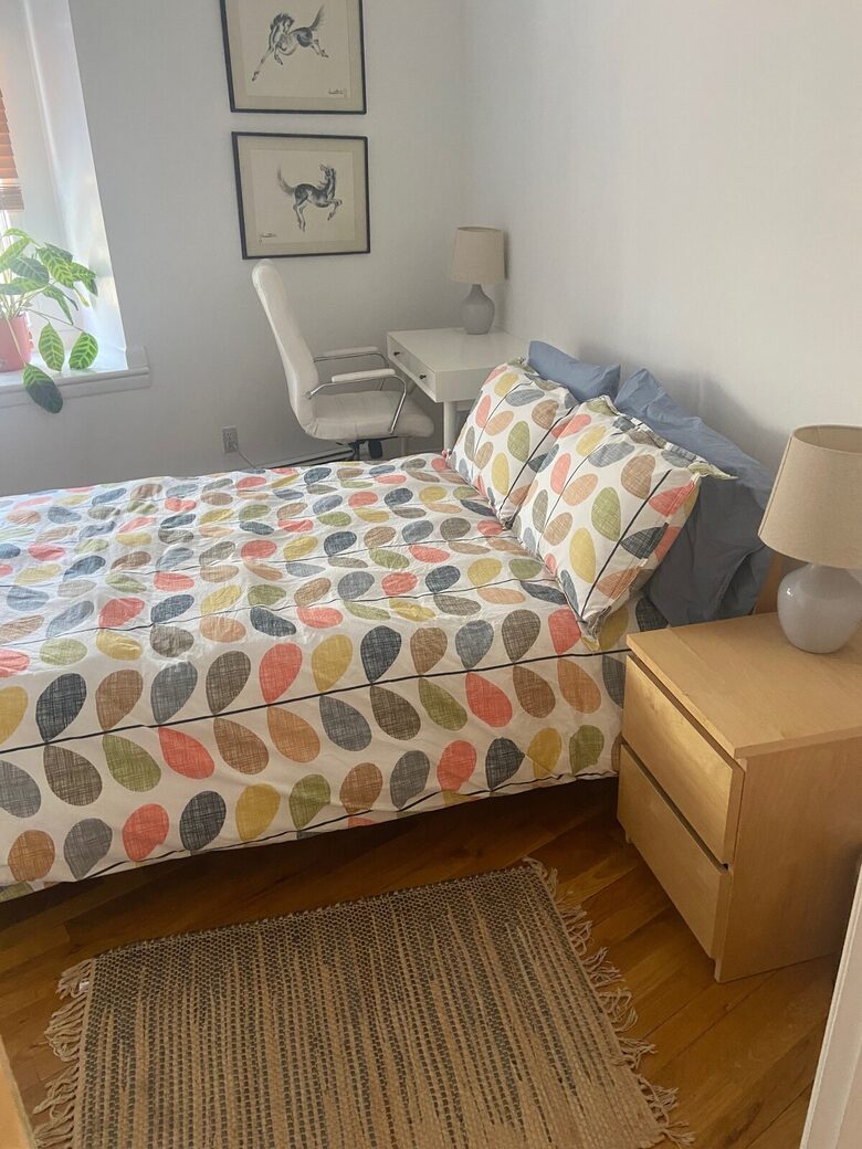 Guest bed with full.