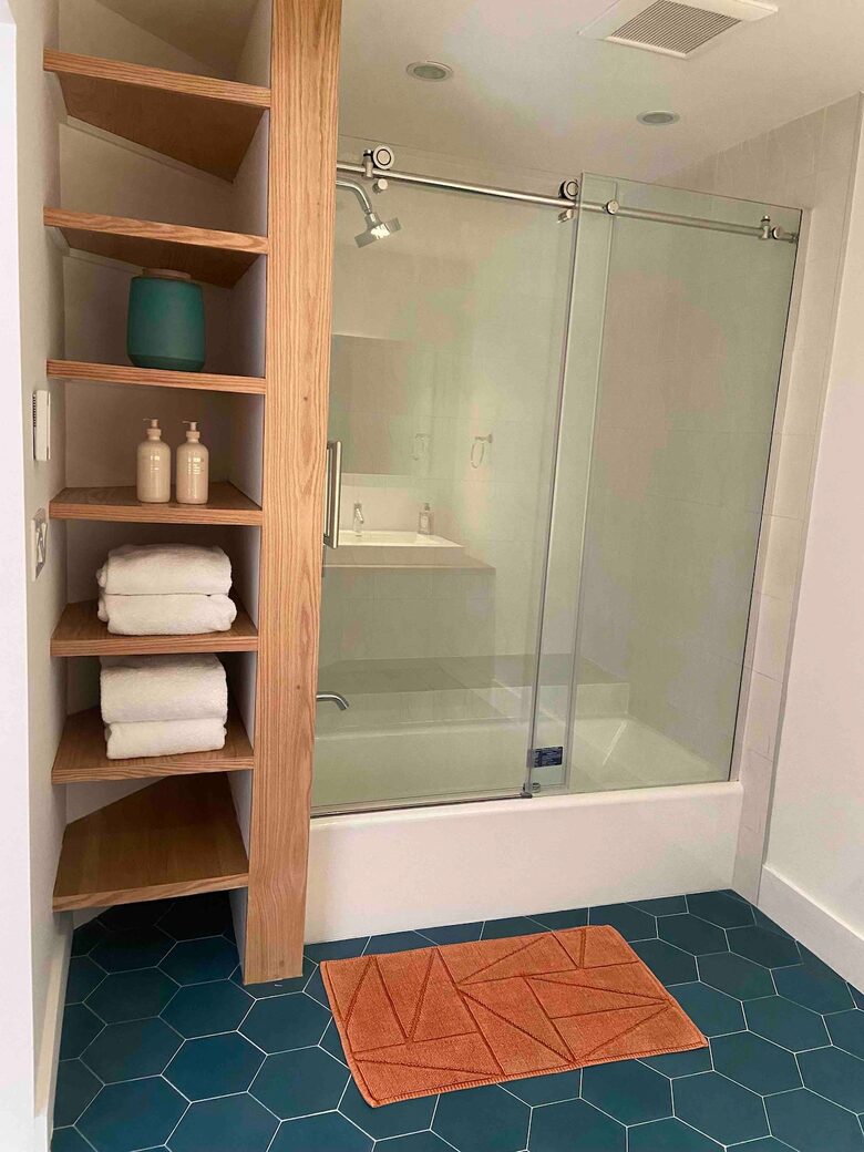 En suite master bathroom.