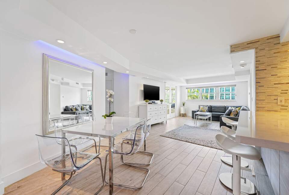 Stylish South Beach Condo Steps from the Ocean - Miami Beach, United States