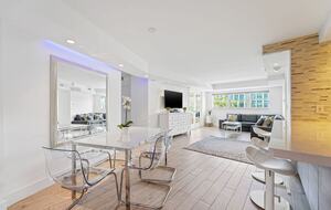 Stylish South Beach Condo Steps from the Ocean - Miami Beach, United States