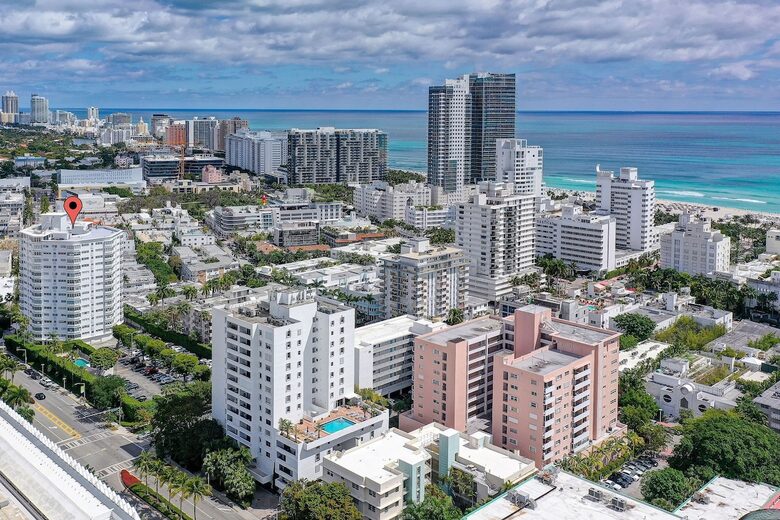 Stylish South Beach Condo Steps from the Ocean - Miami Beach, United States