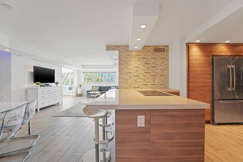 Stylish South Beach Condo Steps from the Ocean - Miami Beach, United States
