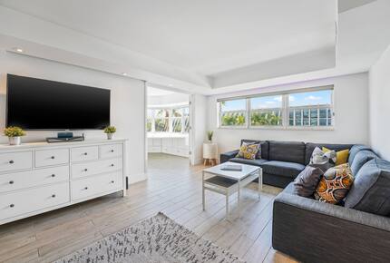 Stylish South Beach Condo Steps from the Ocean - Miami Beach, United States