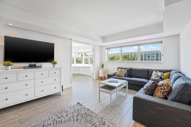 Stylish South Beach Condo Steps from the Ocean - Miami Beach, United States