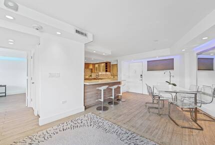 Stylish South Beach Condo Steps from the Ocean - Miami Beach, United States