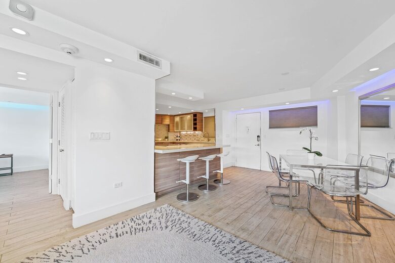 Stylish South Beach Condo Steps from the Ocean - Miami Beach, United States