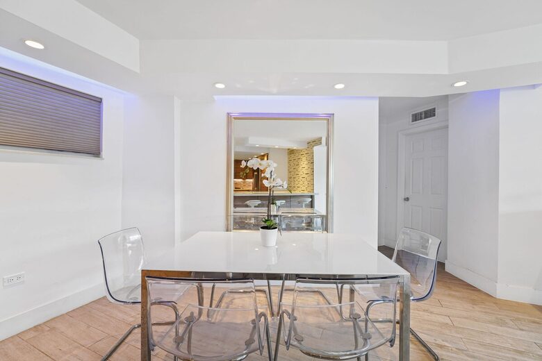 Stylish South Beach Condo Steps from the Ocean - Miami Beach, United States